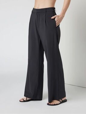 Vuori Villa Trouser in black size medium inseam 33”